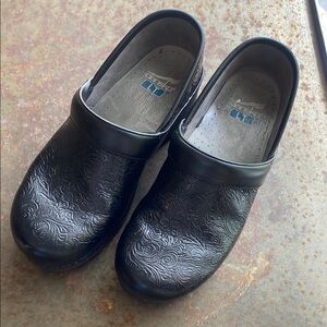 Dansko LT Pro Ladles Black Floral Tooled Leather Finish Clogs. Size 38